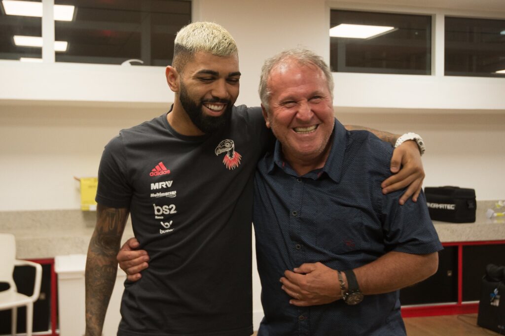 Foto de Zico e Gabigol em visita de Galinho ao Centro de Treinamento do Flamengo