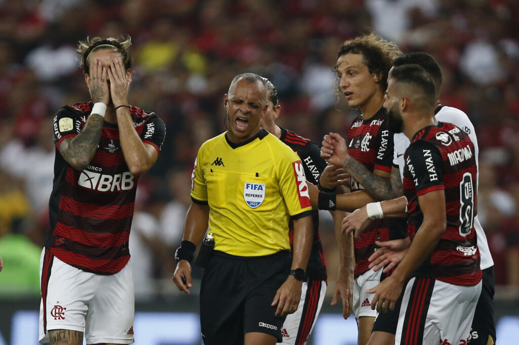 Jogadores do Flamengo reclamam de decisão de Wilton Pereira Sampaio; árbitro apita o Fla x Flu