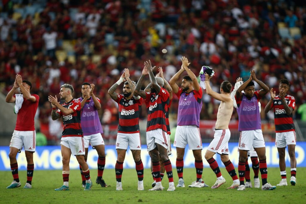 Jogadores do Flamengo agradecem aos torcedores após partida entre Flamengo e América MG no Brasileirão 2023