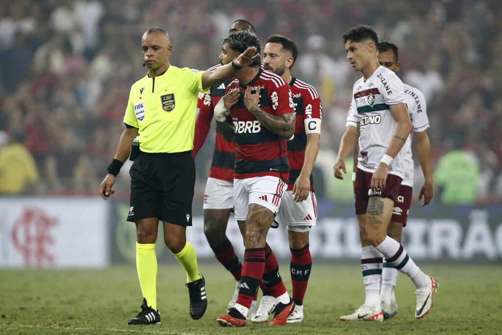 Gabigol reclamando da expulsão em Flamengo x Fluminense. Atacante é o jogador com mais cartões vermelhos do Brasileirão desde 2016