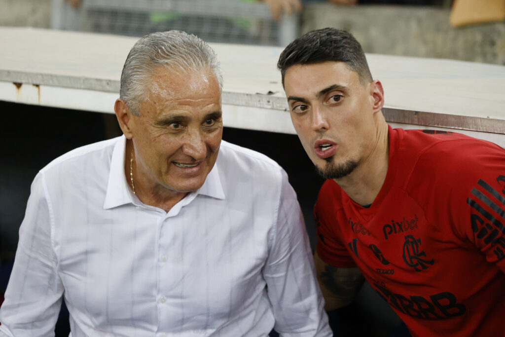 Tite e seu auxiliar Matheus Bachi. Analistas apontam o que o treinador deve melhorar durante a pausa da Data-Fifa para Flamengo x Bragantino