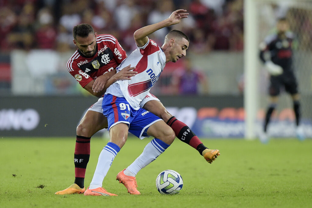 Jogadores de Flamengo e Fortaleza disputam bola. TInga, lateral do tricolor, cobrou concentração à sua equipe para a partida contra o Fla, pelo Brasileirão