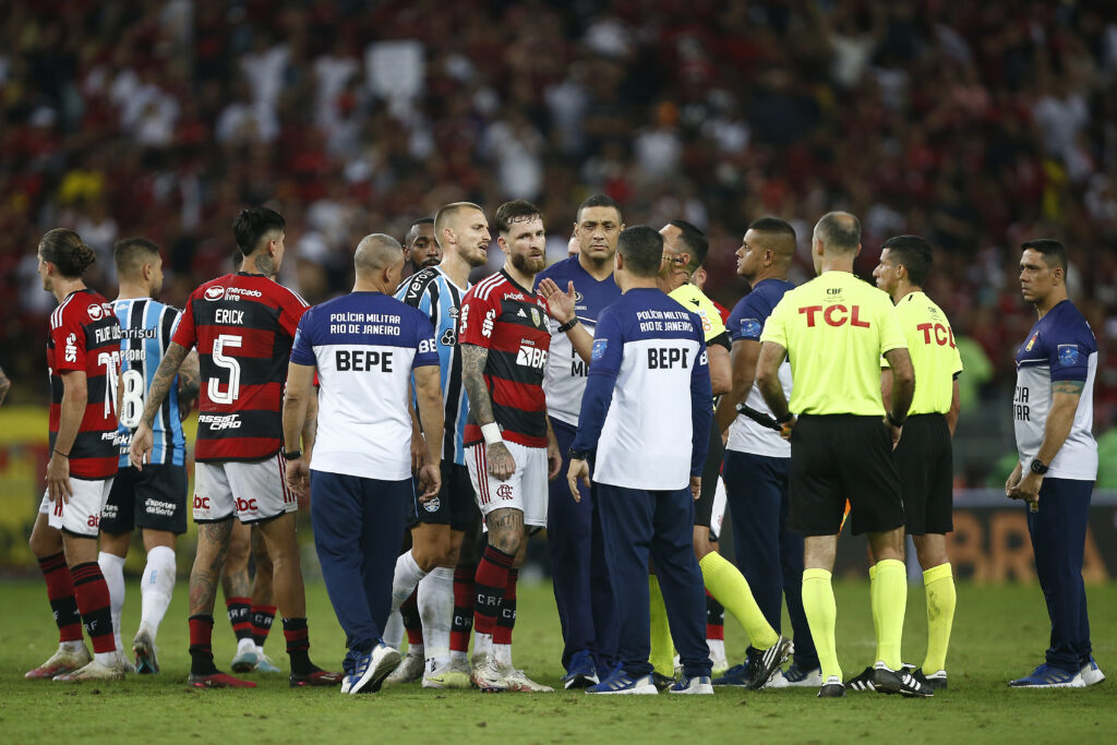 Nesta terça (14), a CBF definiu a arbitragem de Flamengo x Bragantino, no dia 23. Árbitro tem polêmicas em jogos do Fla na temporada