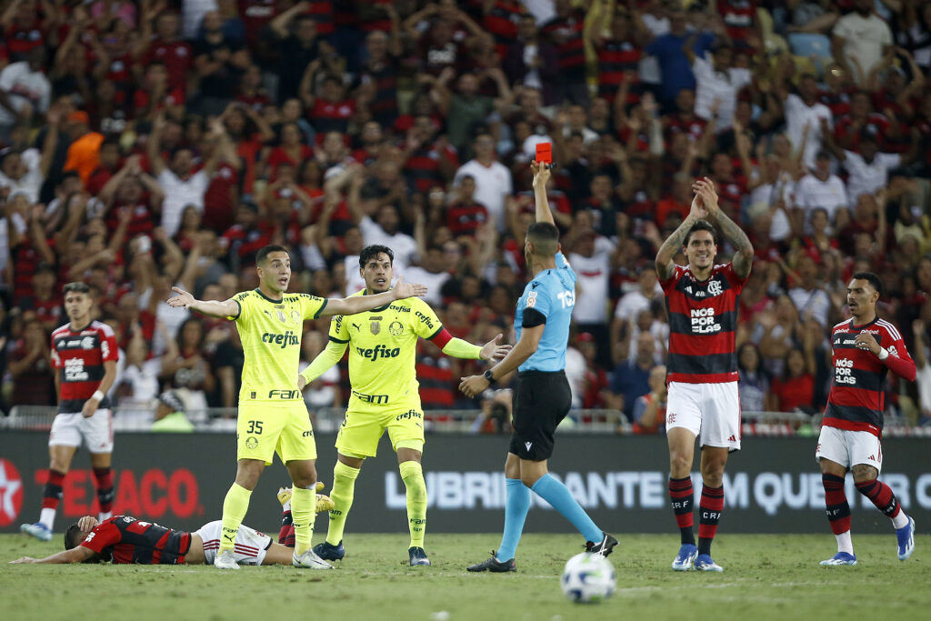 Áudio do VAR decreta o motivo de Gustavo Gómez ser expulso em Flamengo x Palmeiras