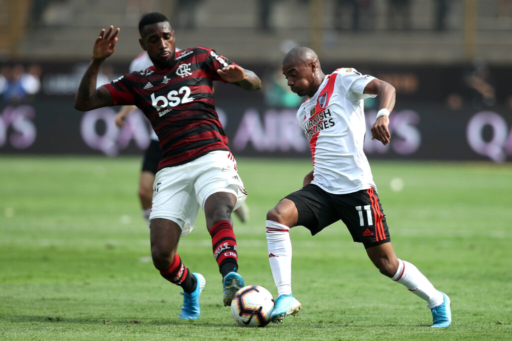 De La cruz e Gerson disputando bola na Libertadores em 2019. Flamengo prioriza o uruguaio e outras 3 posições na próxima janela de transferências