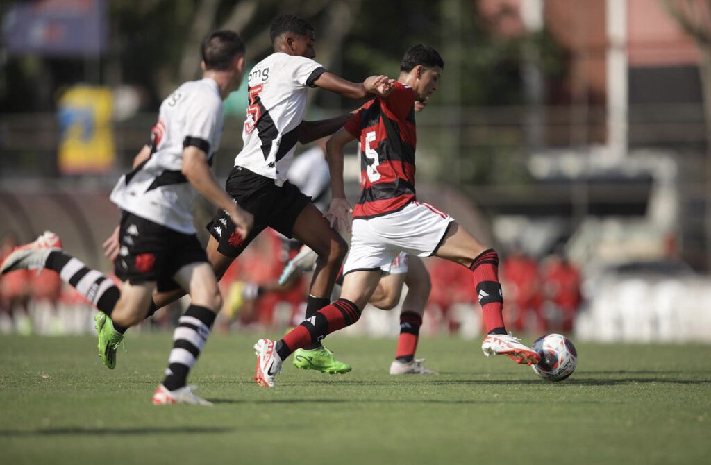 Flamengo e Vasco em campo pela semifinal do Torneio Guilherme Embry Sub-16