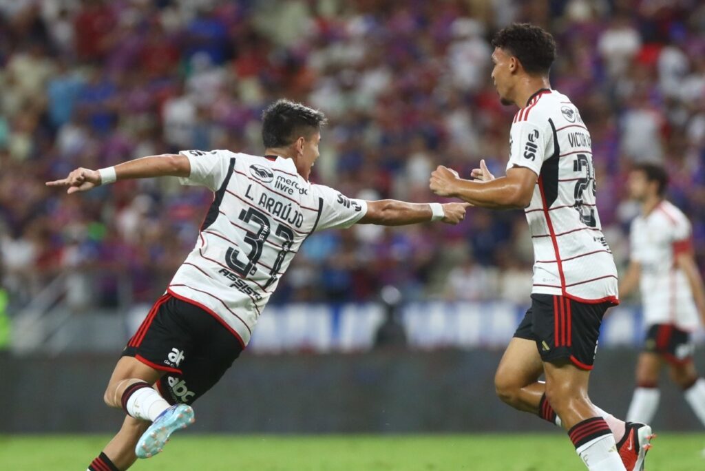 Luiz Araújo comemora seu segundo gol com a camisa do Flamengo e Victor Hugo vibra com o companheiro.