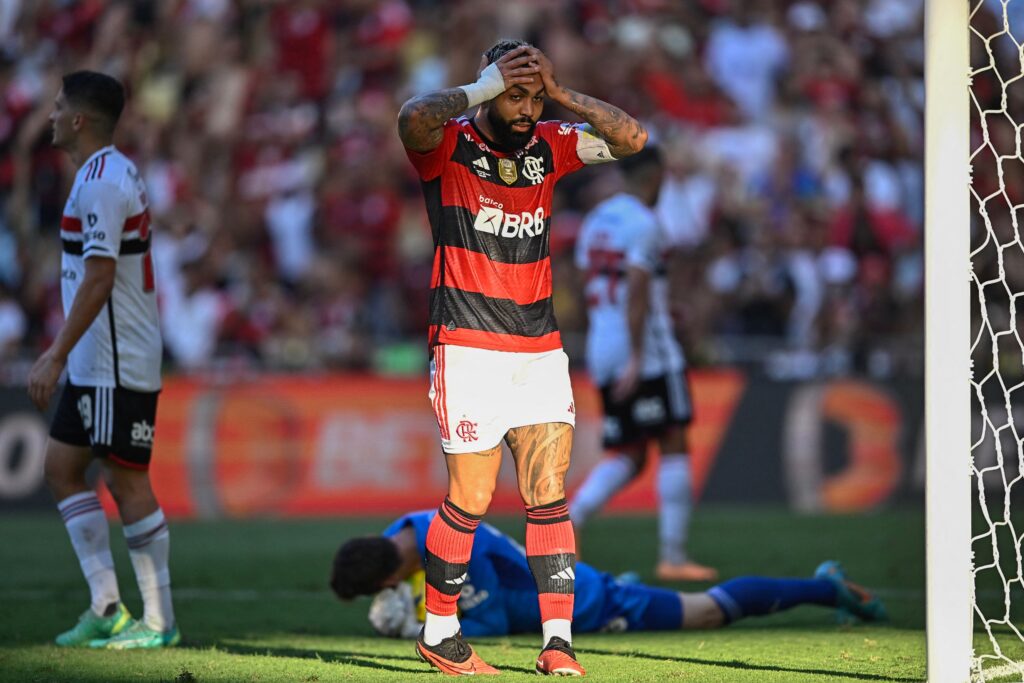 Foto de Gabigol se lamentando depois de chute para fora e lance perdido