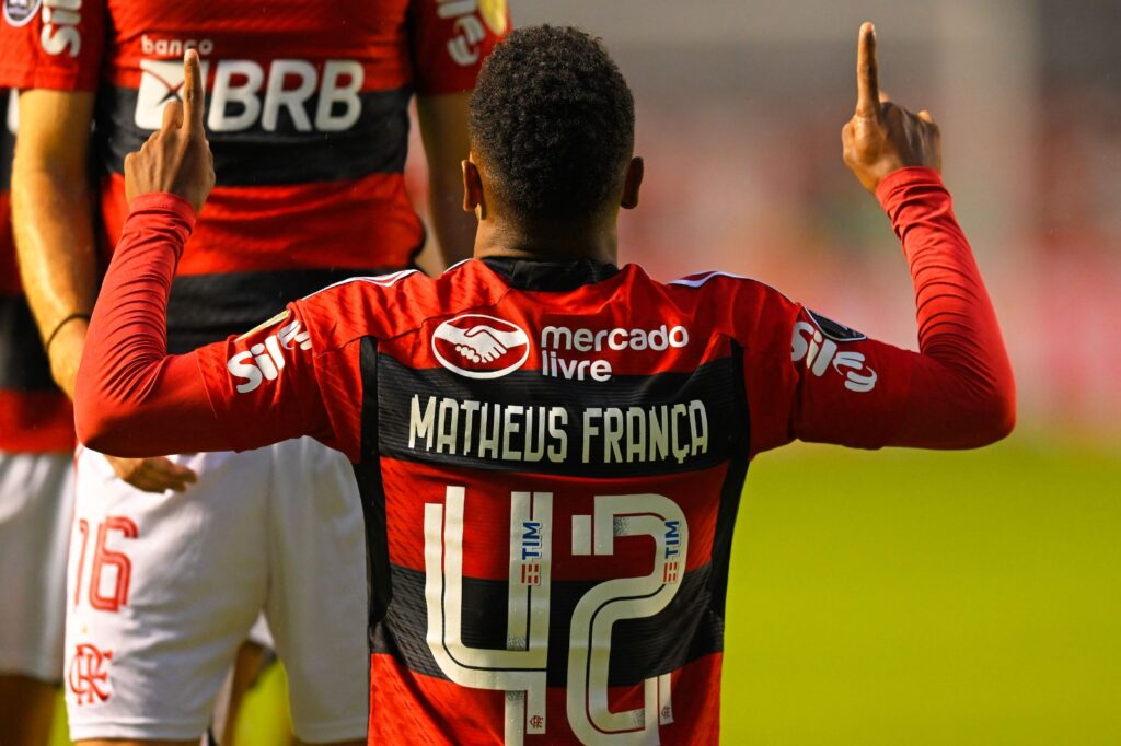 Ajoelhado, de costas, Matheus França, camisa 42 do Flamengo, aponta para os céus. Meia se tornou quinta maior venda do Flamengo e comandou arrecadação de R$ 274 milhões com Garotos do Ninho em 2023
