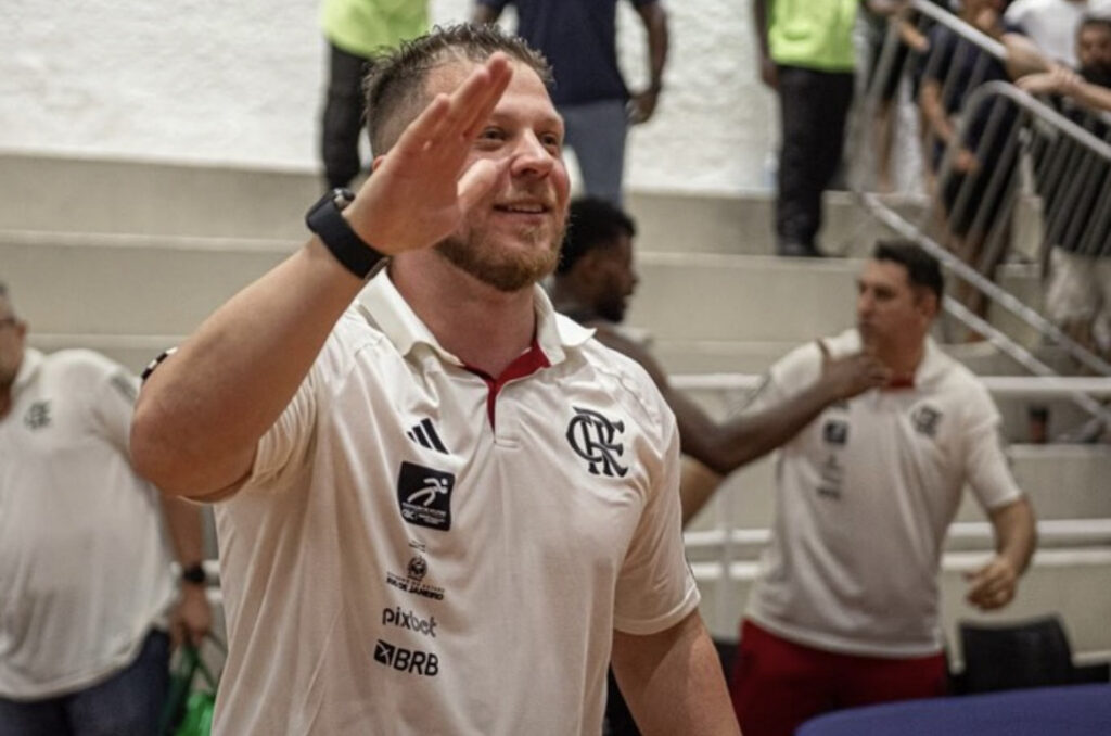 Gustavo De Conti comemorando a vitória do Flamengo sobre o Vasco, em São Januário, pelo NBB