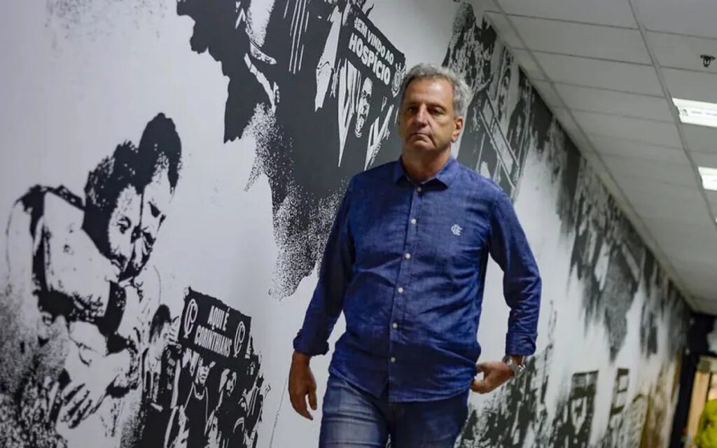 Foto: Marcelo Cortes / Flamengo Presidente Rodolfo Landim caminha em túnel de estádio rumo ao campo de jogo