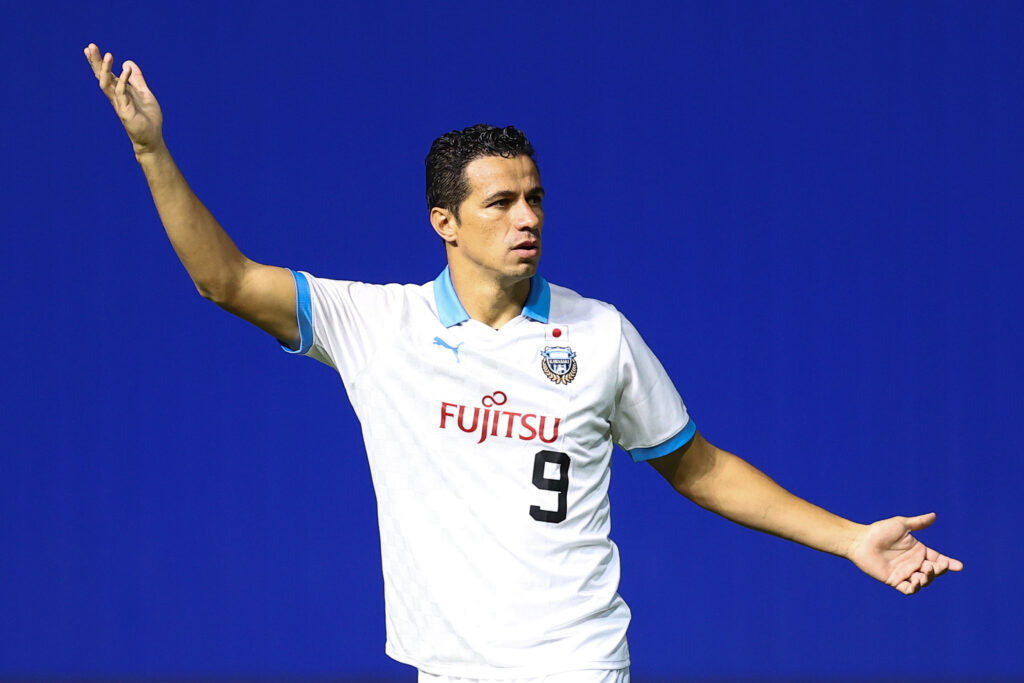 Leandro Damião do Kawasaki Frontale em ação durante partida da Liga dos Campeões da AFC