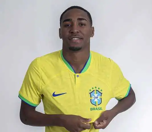 Lorran, jogador formado no Flamengo e grande esperança do Ninho do Urubu, posa com a camisa da Seleção Brasileira