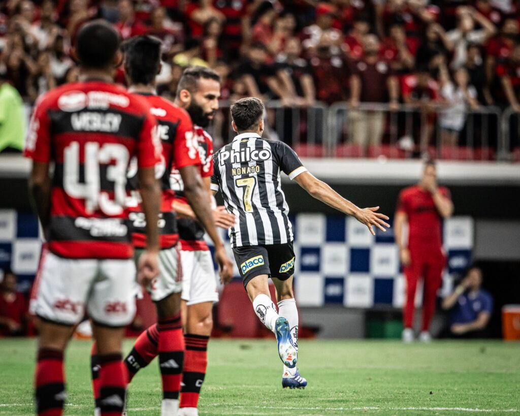 Nonato, do Santos, celebra gol contra o Flamengo pelo Brasileirão