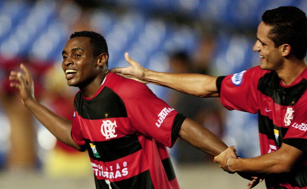 Obina comemora após marcar o terceiro gol contra o Maracaibo da Venezuela em partida da Copa Libertadores no estádio do Maracanã, no Rio de Janeiro, 21 de fevereiro de 2007