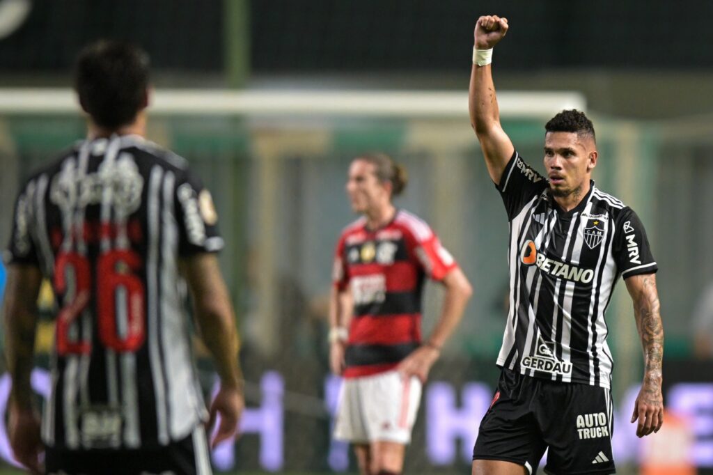 Paulinho, do Atlético Mineiro, comemora após marcar o primeiro gol do time durante partida entre Atlético Mineiro e Flamengo pelo Brasileirão 2023, na Arena Independência