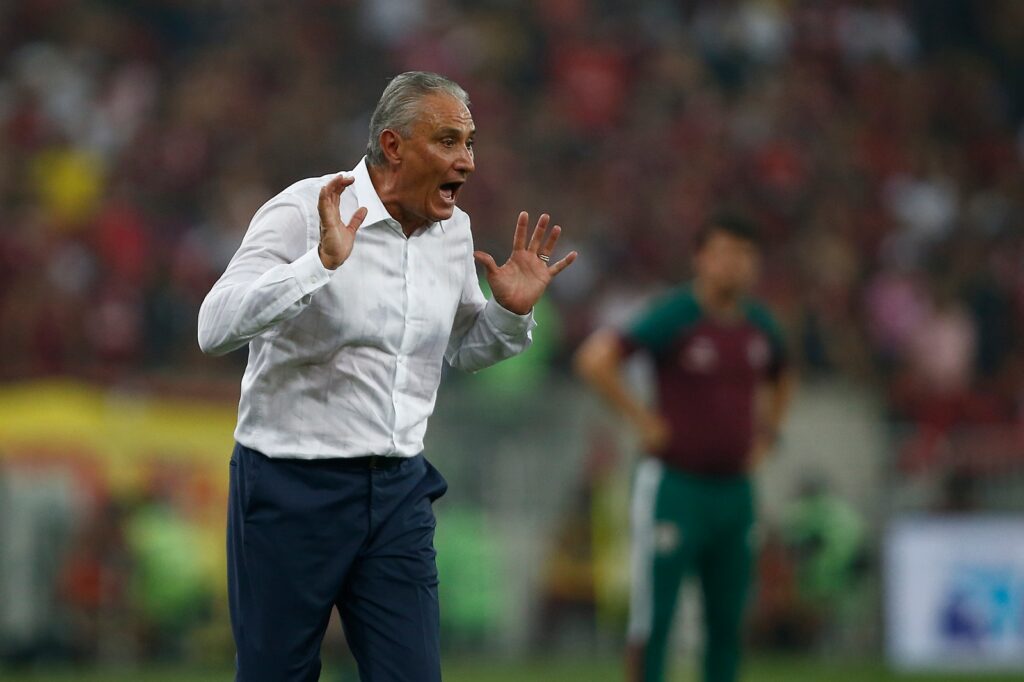 Tite, técnico do Flamengo, reage durante partida entre Flamengo e Fluminense pelo Brasileirão 2023