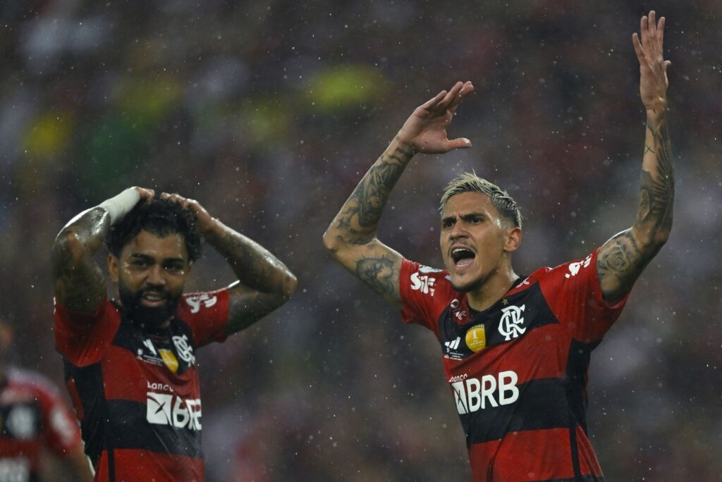 Gabigol e Pedro reagem durante jogo no Maracanã. Com 2 gols contra Palmeiras, Pedro virou artilheiro isolado do novo Maracanã; ele estava empatado com Gabigol, que ainda lidera pelo Flamengo