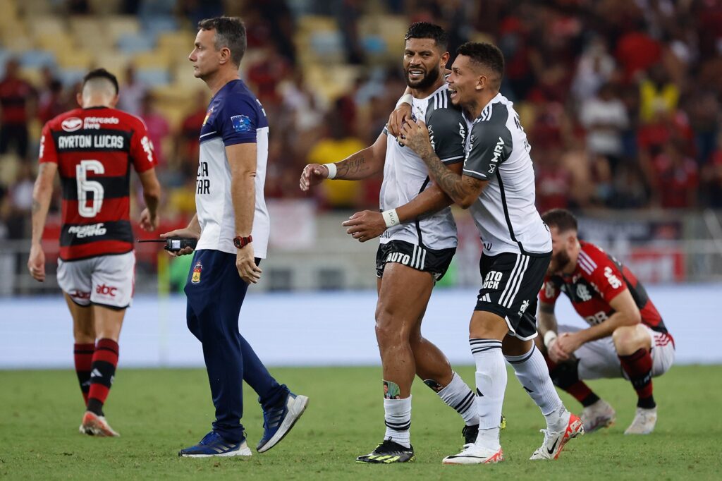 Hulk e Paulinho, do Atlético Mineiro, comemoram após vencer a partida entre Flamengo e Atlético Mineiro no Maracanã pelo Brasileirão 2023