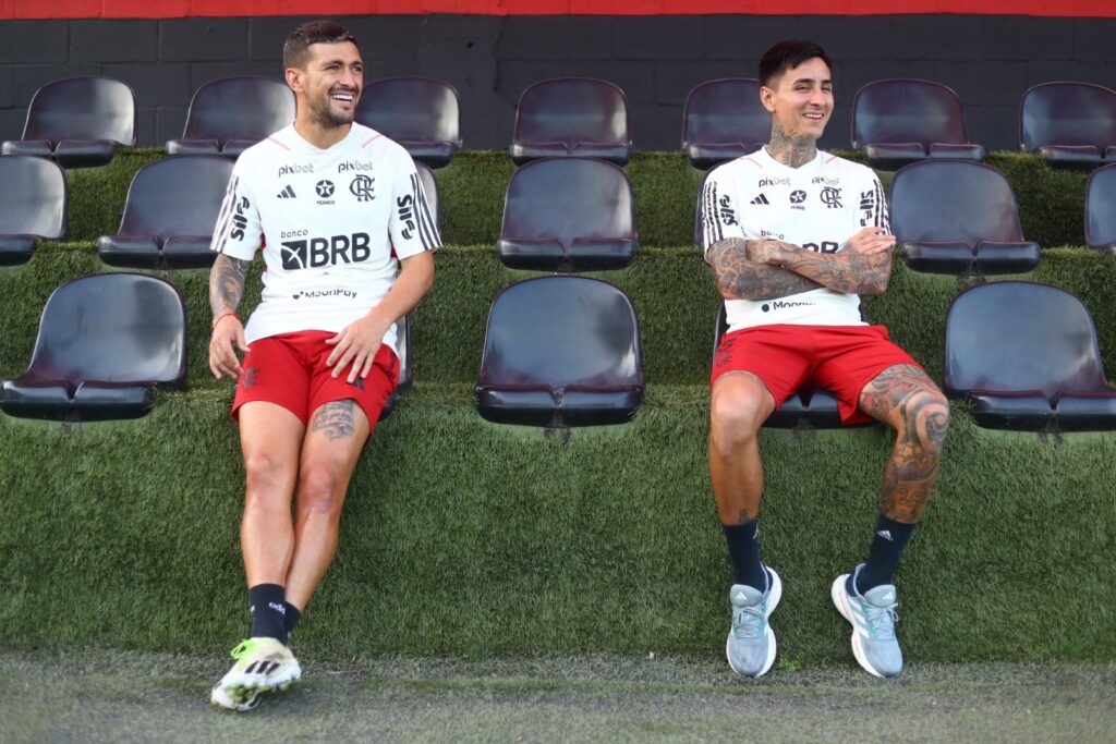 Pulgar e Arrascaeta em treino do Flamengo nesta quarta. Atletas voltaram da Data Fifa e treinaram antes de Flamengo x Bragantino