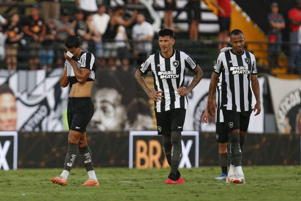 Jogadores do Botafogo abalados após empate com o Bragantino no Brasileirão 2023