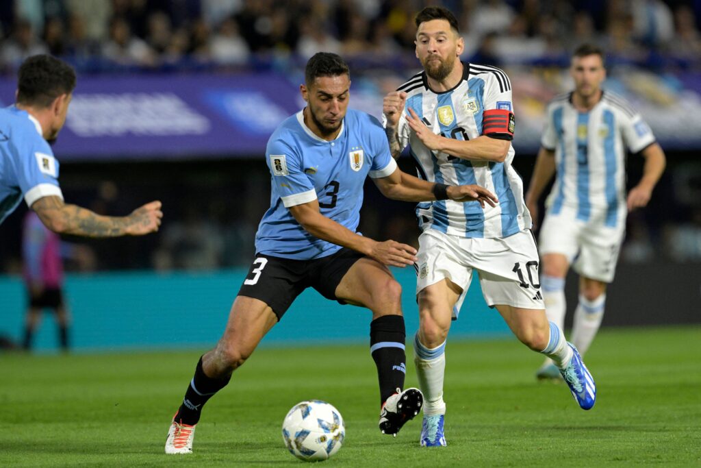 Sebastián Cáceres, alvo do Flamengo, em disputa com o Messi em Argentina x Uruguai