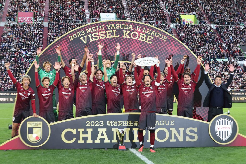 Após vencer o Nagoya Grampus neste sábado (25), os ex-Flamengo Thuler e Lincoln se tornaram campeões japoneses pelo Vissel Kobe