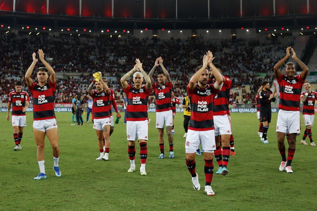 Time do Flamengo aplaude a torcida depois de vencer o Palmeiras por 3 a 0 no Brasileirão