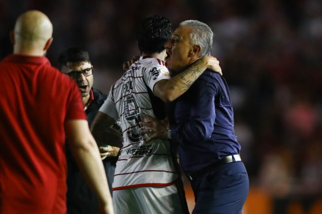 Tite abraça Pedro após gol contra América-MG. MRN faz projeções de quantos pontos Flamengo teria no Brasileiro com aproveitamento de Tite caso técnico tivesse assumido o cargo antes
