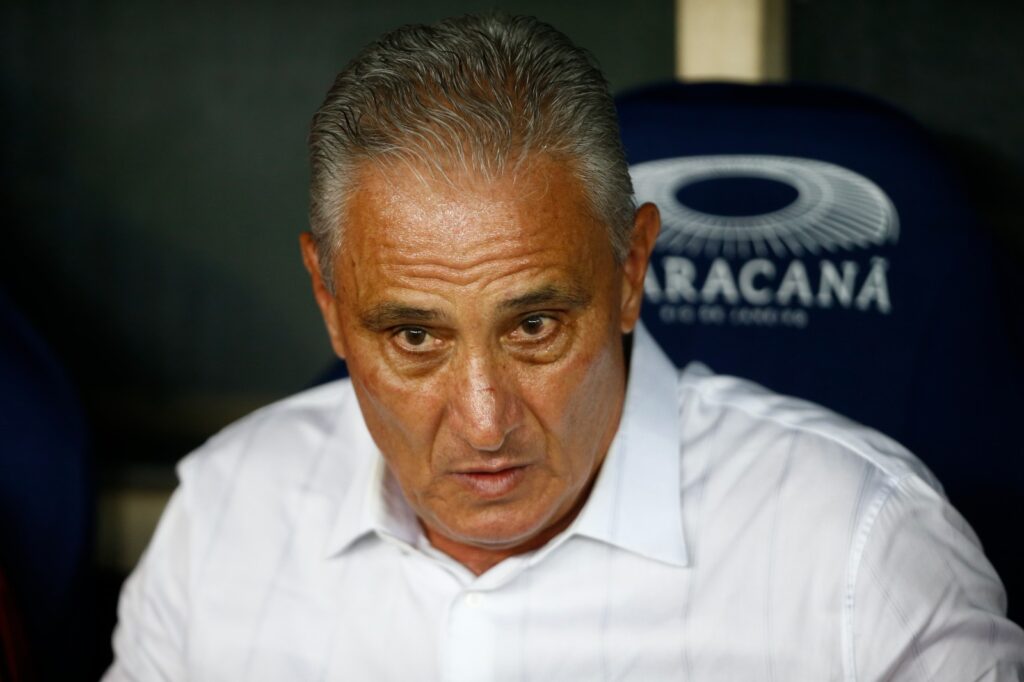 Tite, técnico do Flamengo, observa antes do duelo entre Flamengo e Fluminense no Brasileirão, pelo segundo turno do Brasileirão 2023