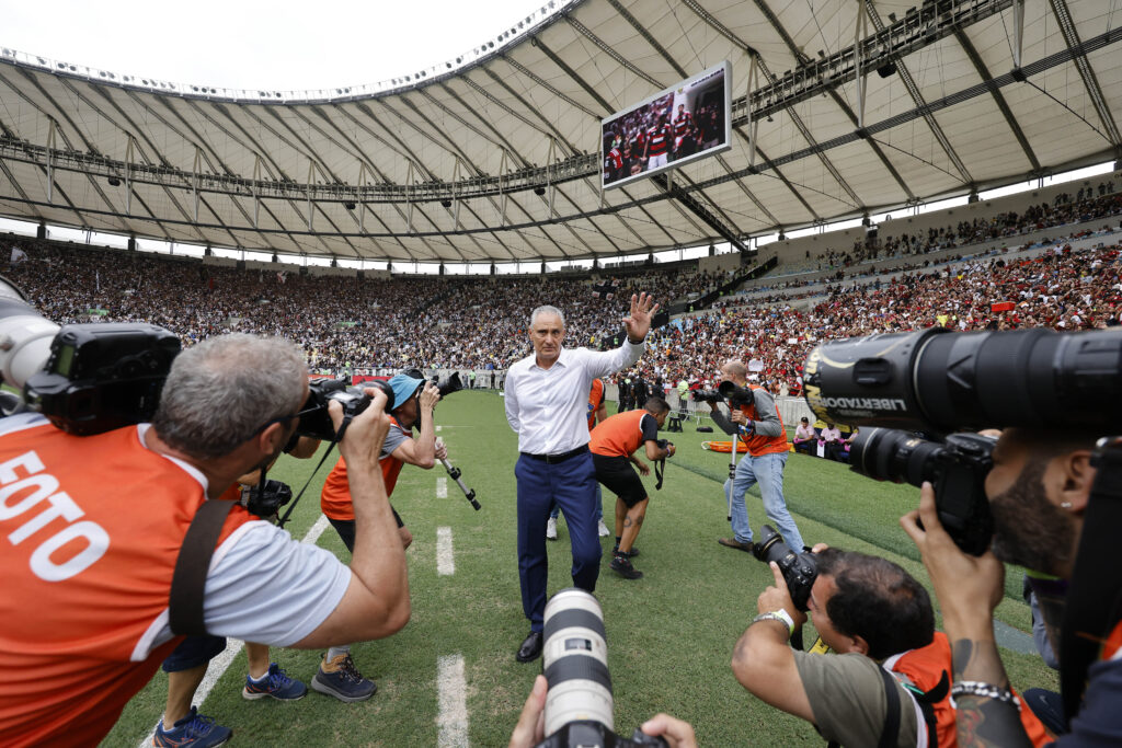 Tite, técnico do Flamengo, acena para os fotógrafos antes da partida entre Flamengo e Vasco da Gama, no Brasileirão 2023