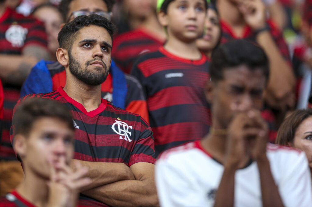 Torcedor rubro-negro apreensivo sobre como os rumos do Flamengo em 2023 vão impactar 2024; vaga para Libertadores ainda é incerta