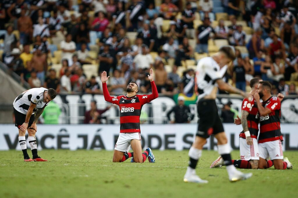 Jogadores do Flamengo se ajoelham e comemoram vitória enquanto jogadores do Vasco lamentam. Após ter pedido de impugnação negado, Vasco desiste de disputar gestão provisória do Maracanã; Flamengo segue à frente do estádio em 2024