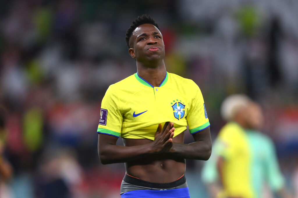 Vinicius Junior, do Brasil, abatido após a eliminação de seus times do torneio, após derrota nos pênaltis durante a Copa do Mundo da FIFA Catar 2022