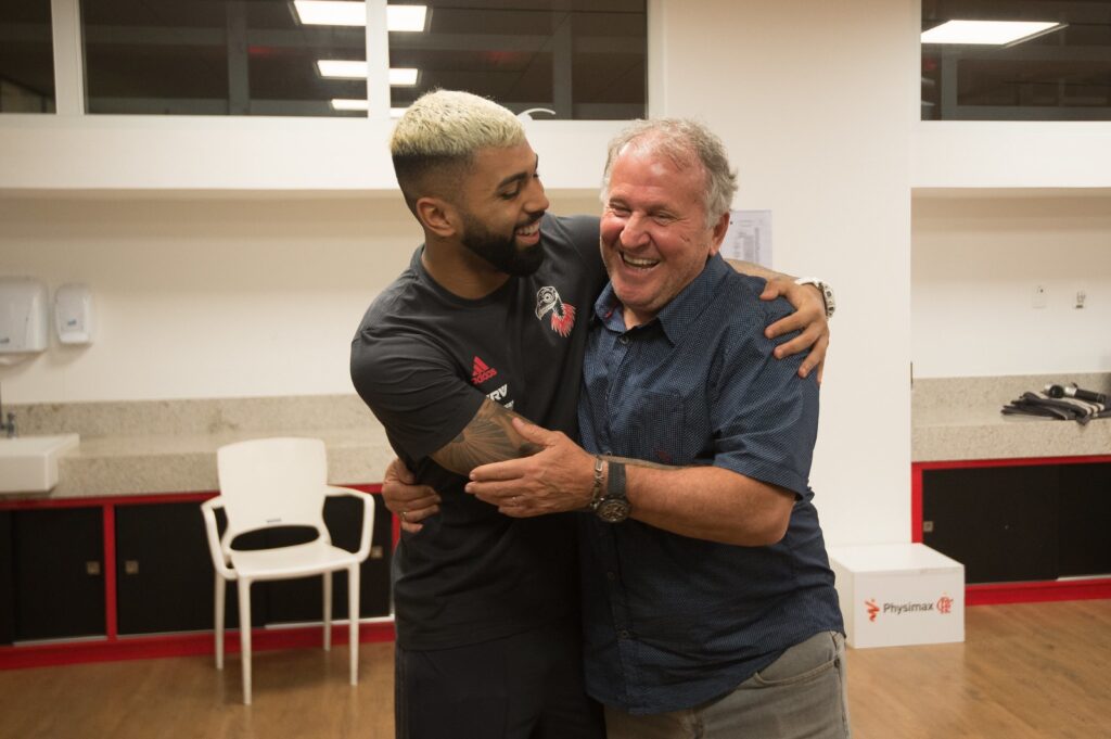 Foto entre os ídolos do Flamengo Zico e Gabigol abraçados e rindo.