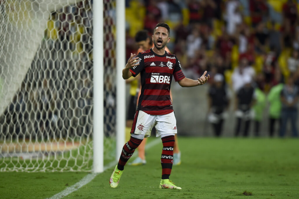 Everton Ribeiro comemora gol pelo Flamengo; meia, acertado com o Bahia, vai receber homenagem na Fla TV