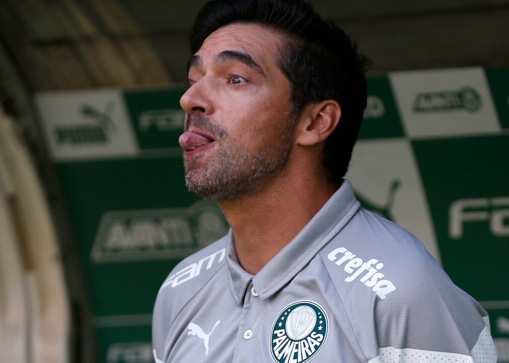 Abel Ferreira irritado e dando língua durante jogo do Palmeiras