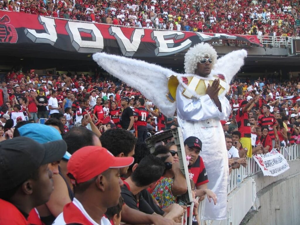 Anjinho do Flamengo no Maracanã; torcedor ilustre recebeu título de sócio honorário do clube