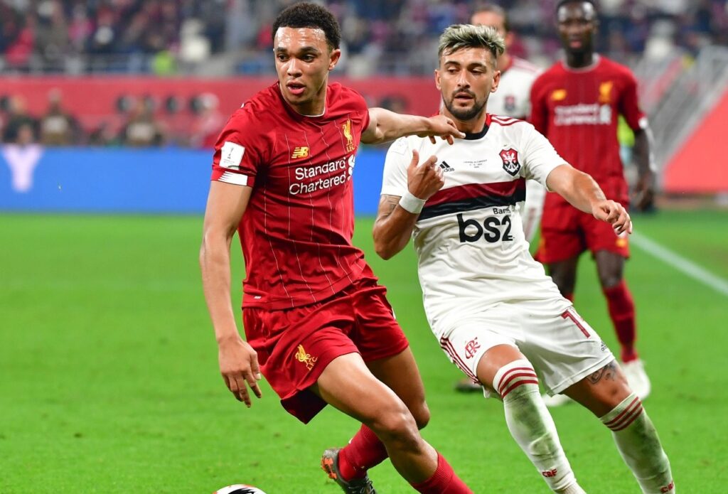 Arrascaeta e Alexander Arnold em Flamengo x Liverpool no Mundial de Clubes 2019