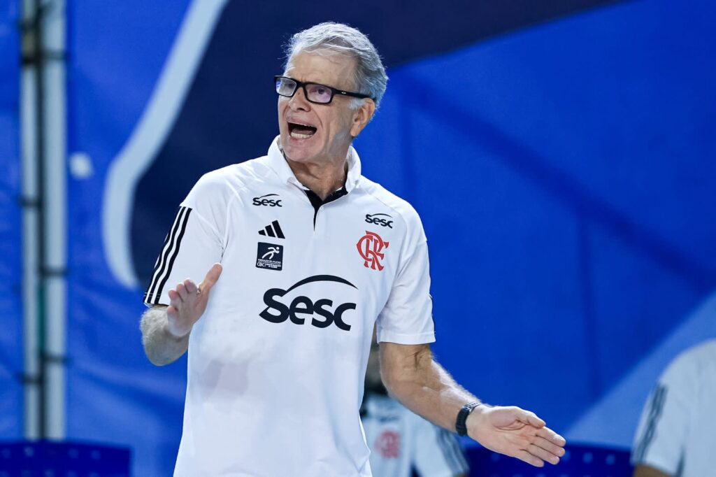 Bernardinho em jogo do Flamengo; treinador vai comandar Seleção Brasileira no Jogos Olímpicos de Paris 2024