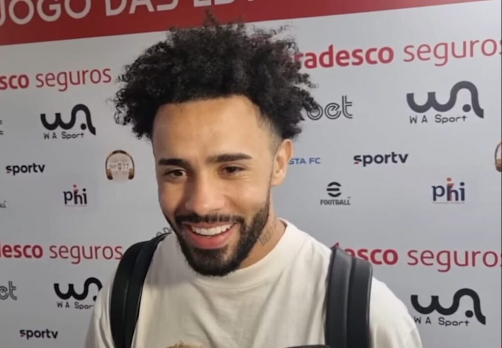Claudinho na zona mista do Maracanã; atleta falou sobre Flamengo após Jogo das Estrelas do Zico