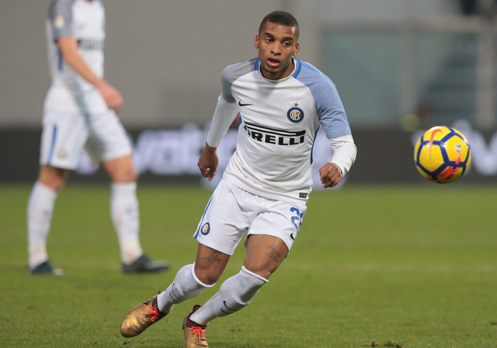 Dalbert olha para a bola do jogo e conduz jogada pela Inter de Milão