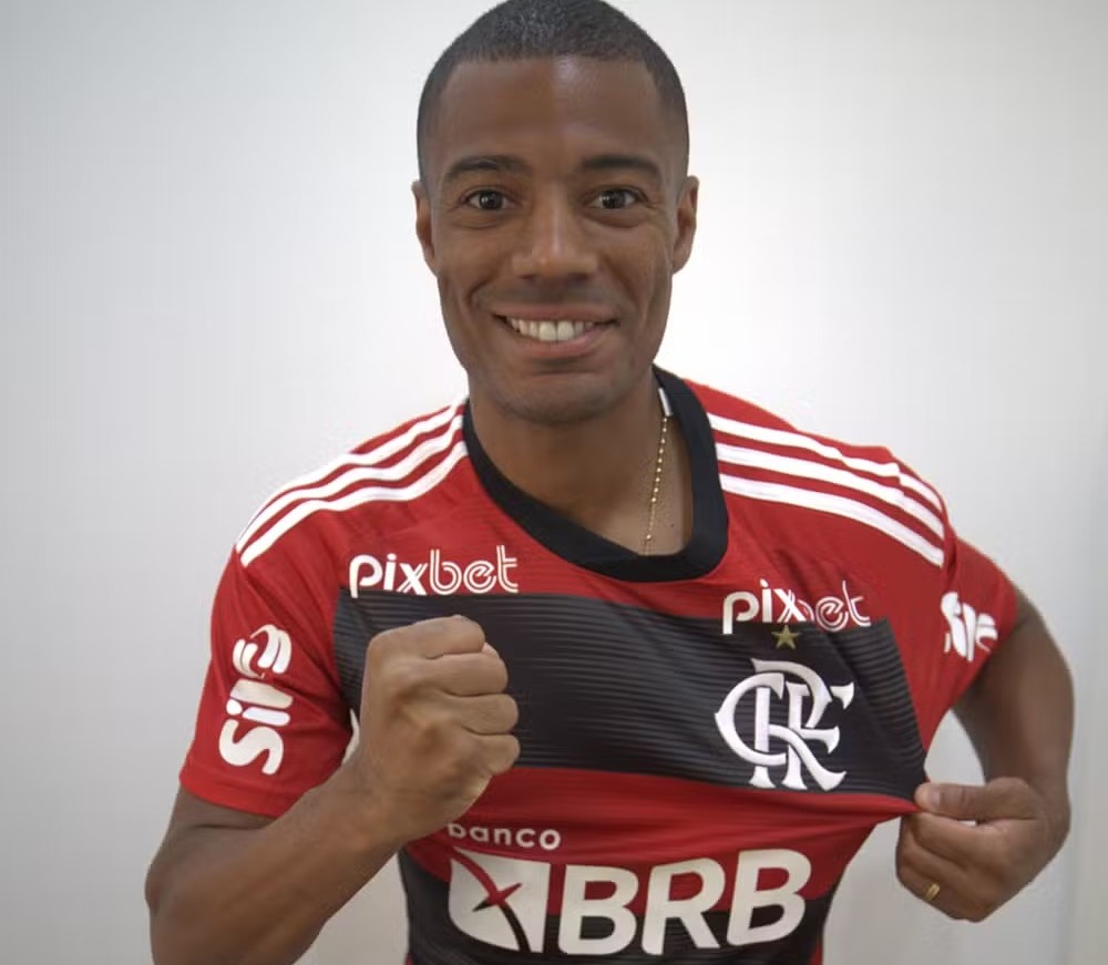 De La Cruz com a camisa do Flamengo; jogador é apenas o terceiro na história que sai do River Plate direto para o Mengão