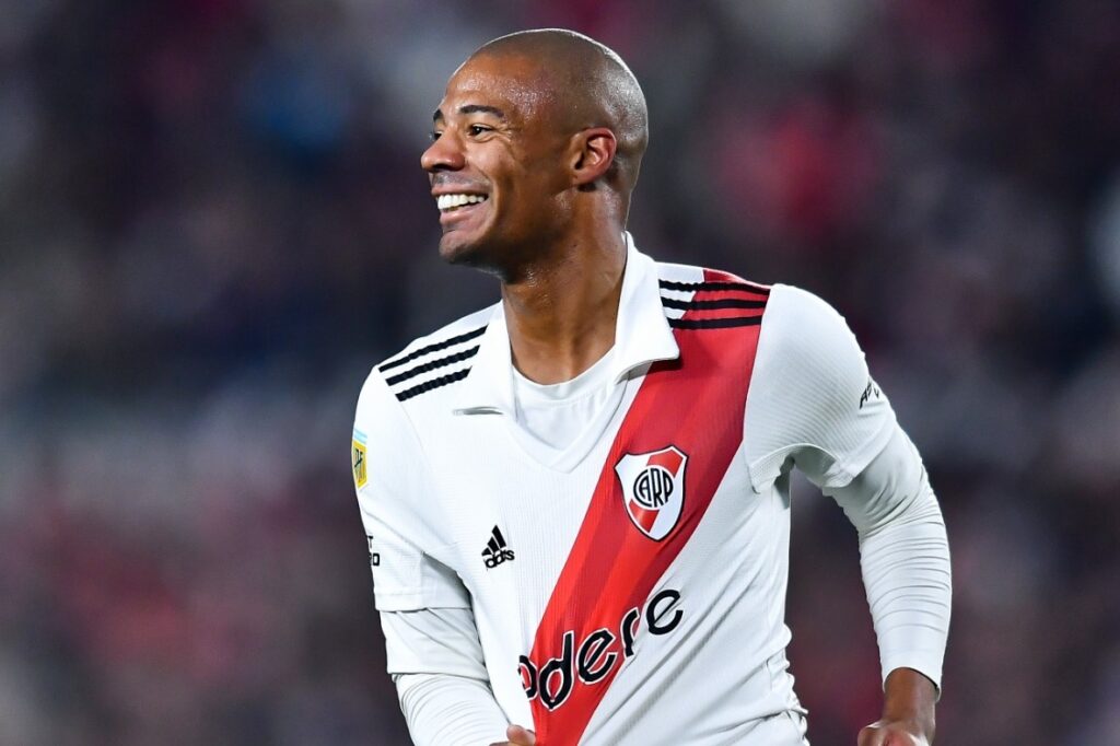 De La Cruz sorri em campo durante jogo do River Plate; uruguaio vai reforçar Flamengo