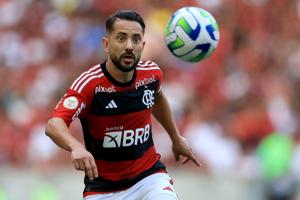 Everton Ribeiro domina bola em jogo no Maracanã; Flamengo ofereceu renovação ao Camisa 7 e aguarda resposta