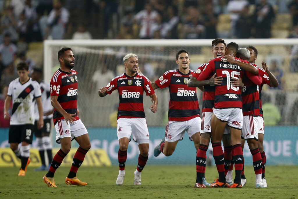 Jogadores do Flamengo comemoram com Fabrício Bruno em jogo do Brasileirão; zagueiro, Gerson e Ayrton Lucas estão em ranking de minutos em 2023