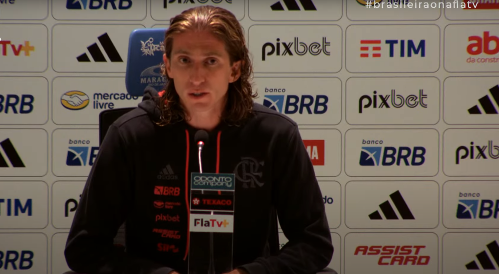 Filipe Luís em coletiva de despedida do Flamengo