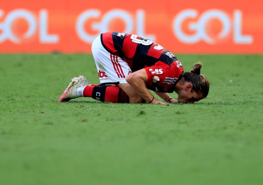 Filipe Luís beija o gramado do Maracanã ao deixar o campo pela última vez em Flamengo x Cuiabá