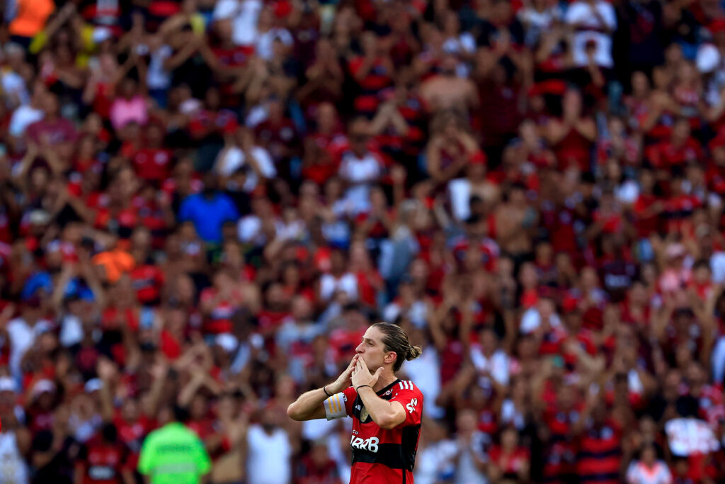 Filipe Luís em campo com a camisa do Flamengo
