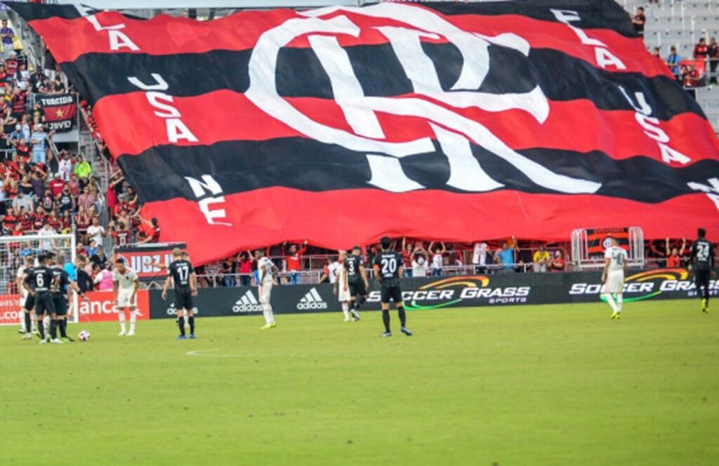 Torcida do Flamengo nos EUA aguardam o time para a Florida Cup, também conhecida como Copa Mickey